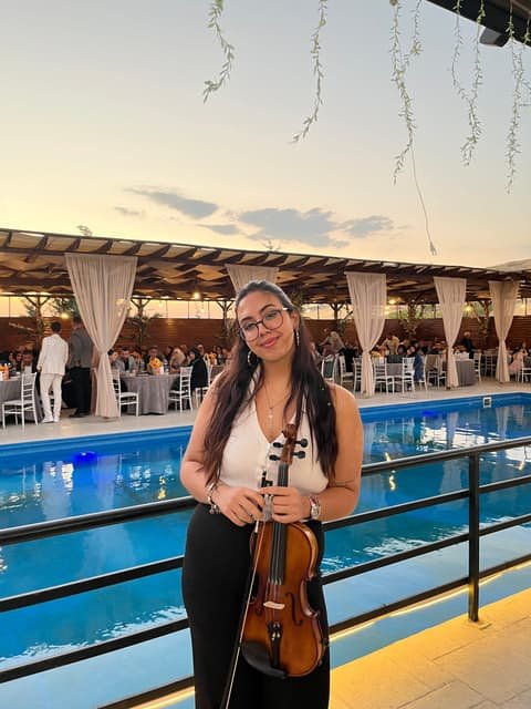 Aneva müzisyeni, çiftin ilk dansına canlı keman performansıyla eşlik ediyor