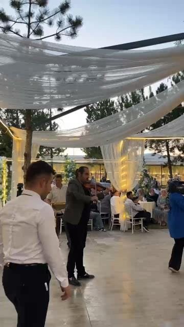 Aneva müzisyeni, çiftin ilk dansına canlı keman performansıyla eşlik ediyor