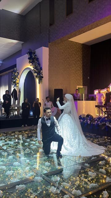 Ayna zeminli dans pistinde damat diz çökmüş, gelinle ilk dans anı