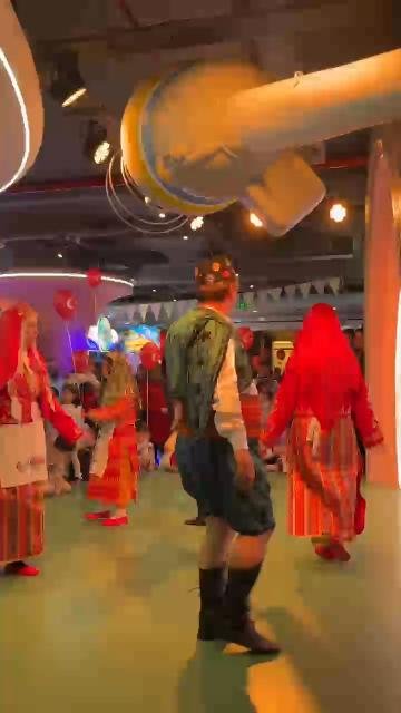 Aneva dans eğitmeni çiftle birlikte düğün için ilk dans çalışması yapıyor