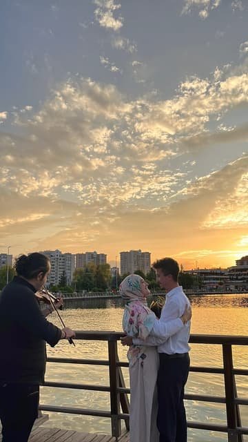 Aneva ekibi eşliğinde göl kenarında canlı müzikli evlilik teklifi anı