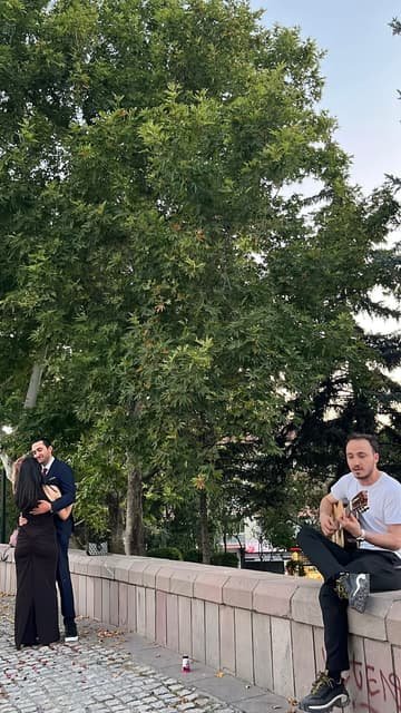 Aneva ekibi eşliğinde göl kenarında canlı müzikli evlilik teklifi anı