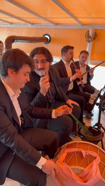 Aneva fasıl ekibi; ney, bağlama ve darbuka ile sıra gecesinde çalıyor