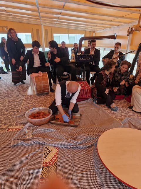 Aneva fasıl ekibi; ney, bağlama ve darbuka ile sıra gecesinde çalıyor