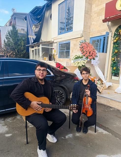 Aneva karşılama ekibi, davet girişinde misafirleri canlı müzikle karşılıyor