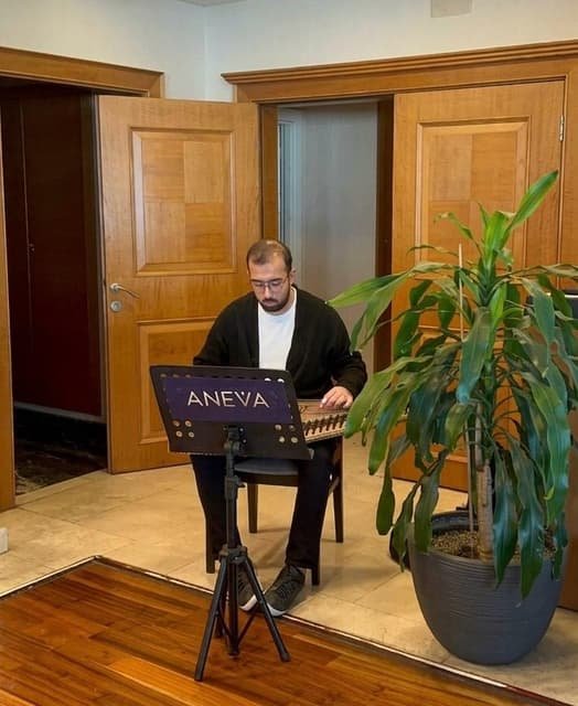 Aneva müzisyeni otel lobisinde canlı müzik dinletisi veriyor