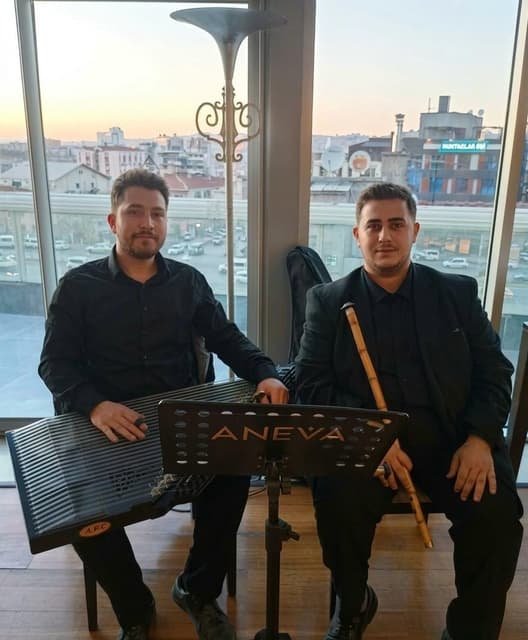 Aneva müzisyeni otel lobisinde canlı müzik dinletisi veriyor