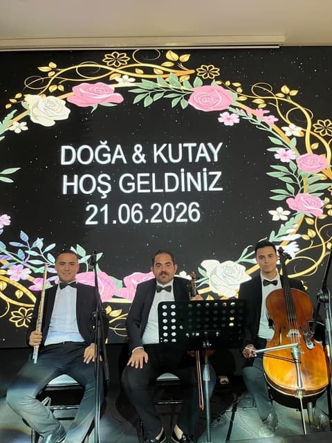 Aneva ekibi özel bir resepsiyonda sahnede canlı müzik dinletisi veriyor