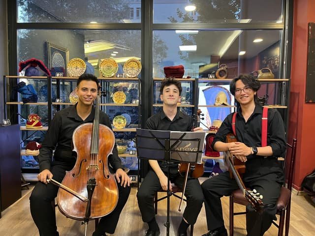 Aneva üçlüsü; çello, keman ve gitarla özel bir resepsiyonda dinleti veriyor